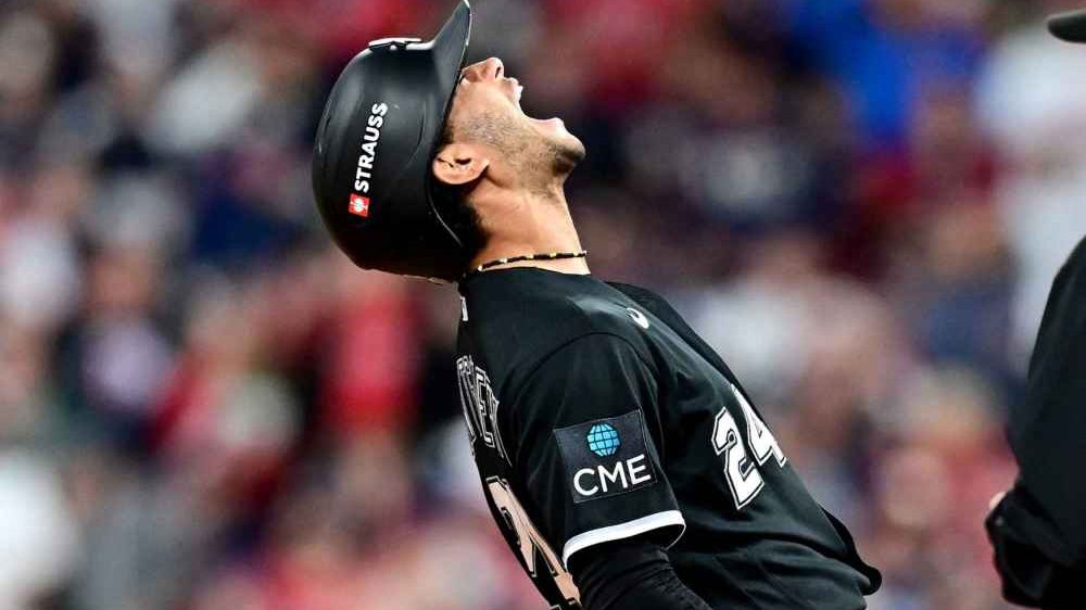 Braden Montgomery celebra su doble decisivo en el sexto inning del Juego 2 entre White Sox y Guardianes en Progressive Field