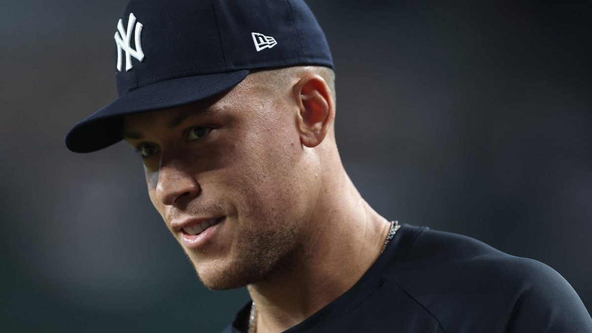 Aaron Judge con el uniforme de los Yankees de Nueva York durante un juego de la temporada 2026