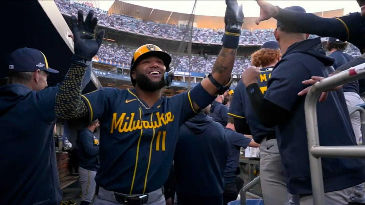 William Contreras con el catcher's gear de los Brewers devolviendo la pelota al montículo durante el Juego 3 de la NLCS en Los Ángeles