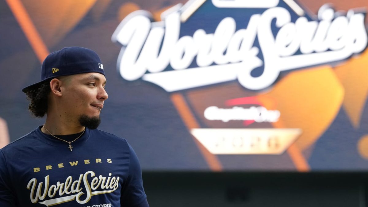 William Contreras con el uniforme de los Cerveceros de Milwaukee detrás del plato en la postemporada de la MLB
