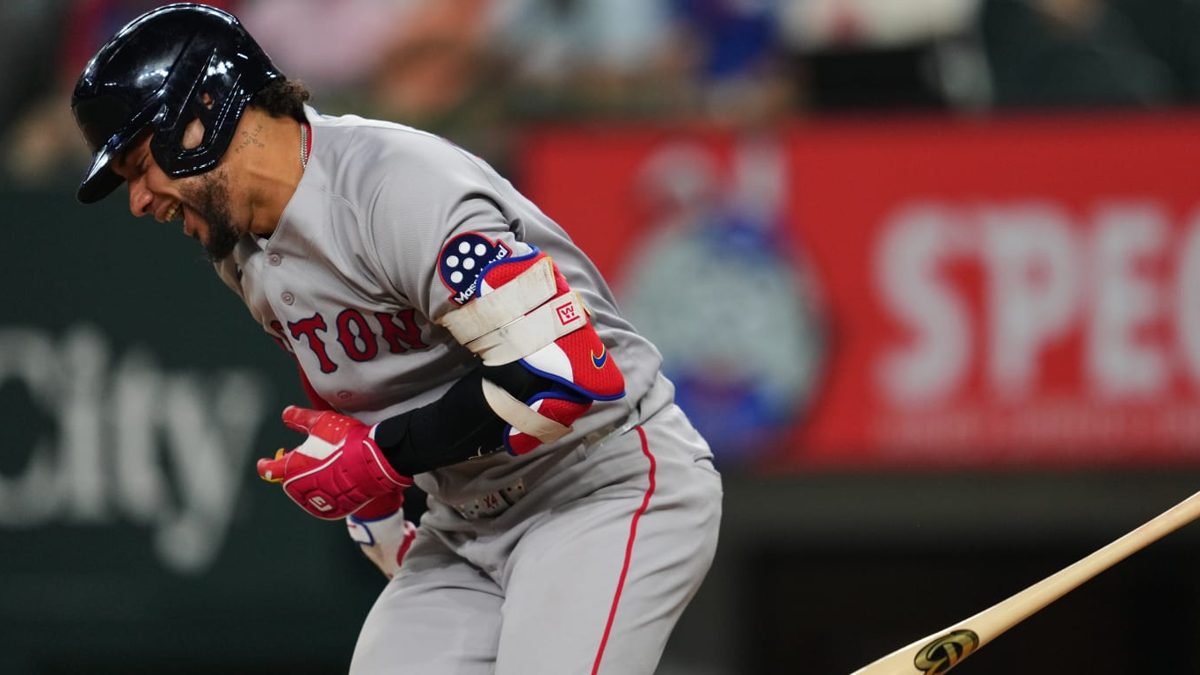 Willson Contreras sale del terreno tras recibir un pelotazo en la mano derecha durante un partido de los Red Sox en Texas