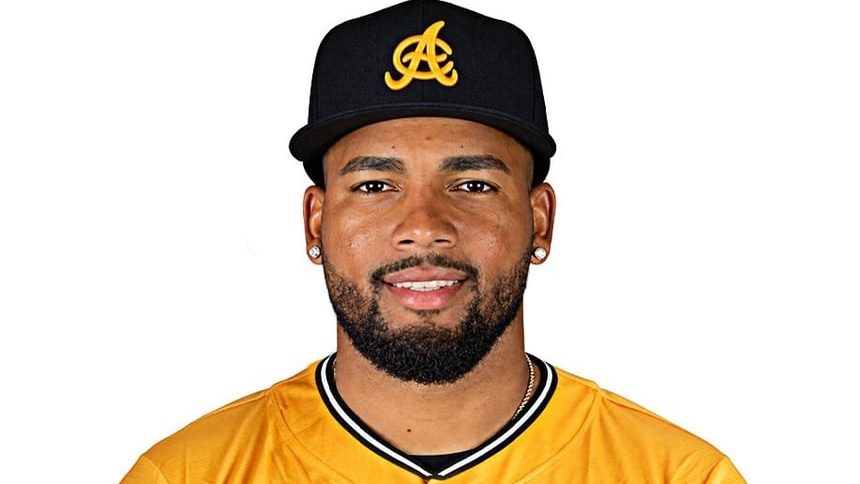 Willy Vásquez con el uniforme de las Águilas Cibaeñas en el Estadio Cibao durante la temporada de LIDOM