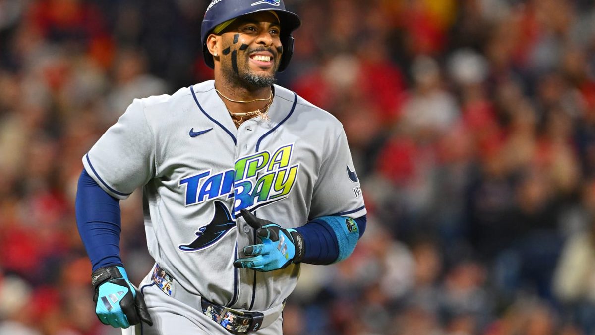 Yandy Díaz celebra un hit en el Juego 5 de la Serie de Campeonato de la Liga Americana 2026 en el Progressive Field