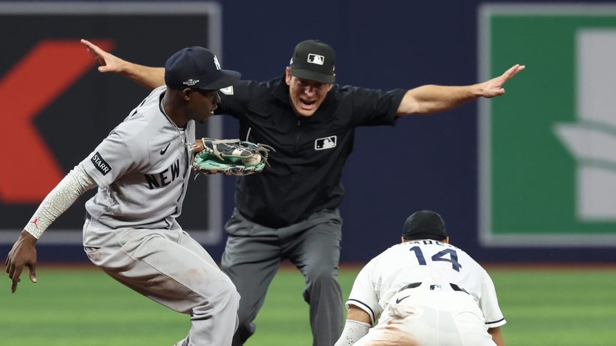 Jugadores de los Yankees cabizbajos tras la derrota 5-2 ante los Rays en el Juego 2 de la ALDS en St. Petersburg