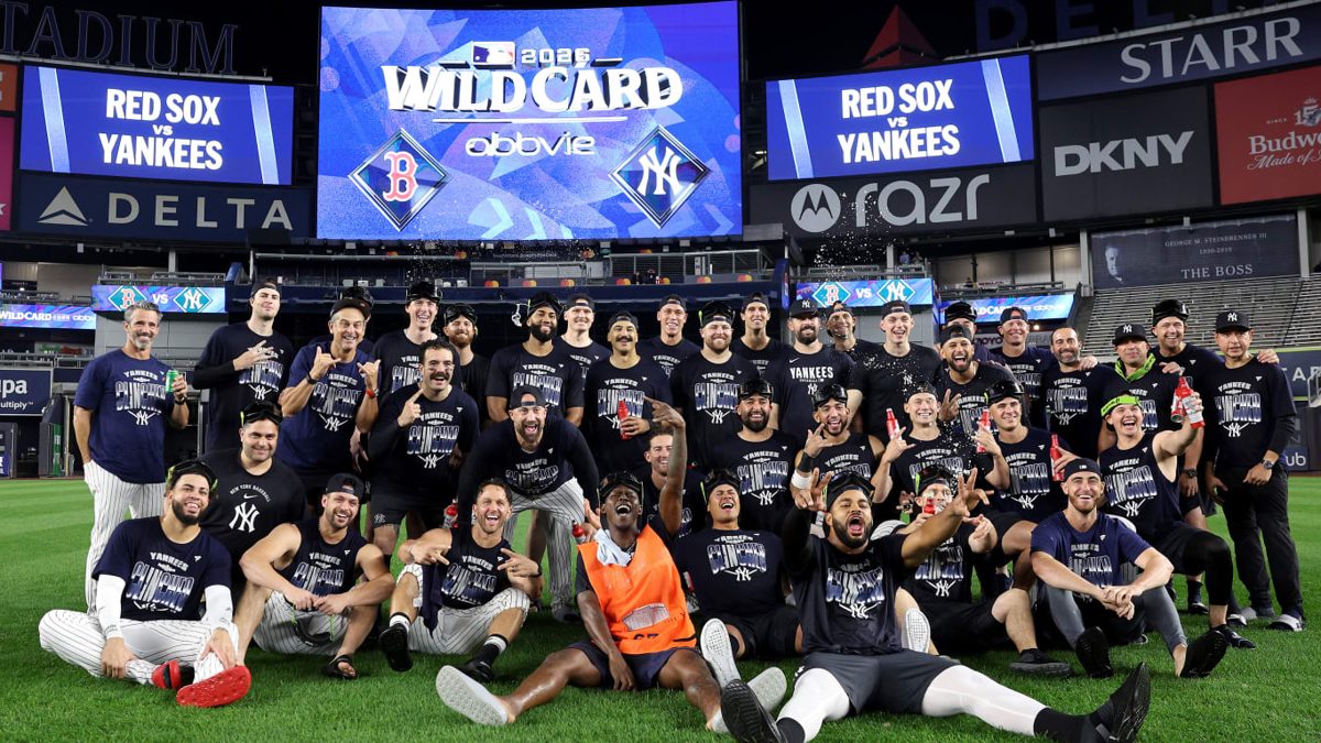 Cody Bellinger celebra su jonrón de tres carreras ante los Red Sox en el Yankee Stadium durante la Wild Card 2026