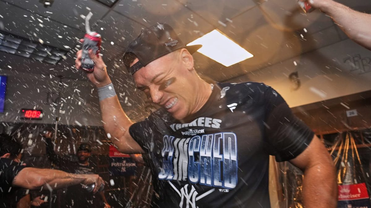 Aaron Judge celebra jonrón de tres carreras en Target Field durante la clasificación de los Yankees a la postemporada 2026