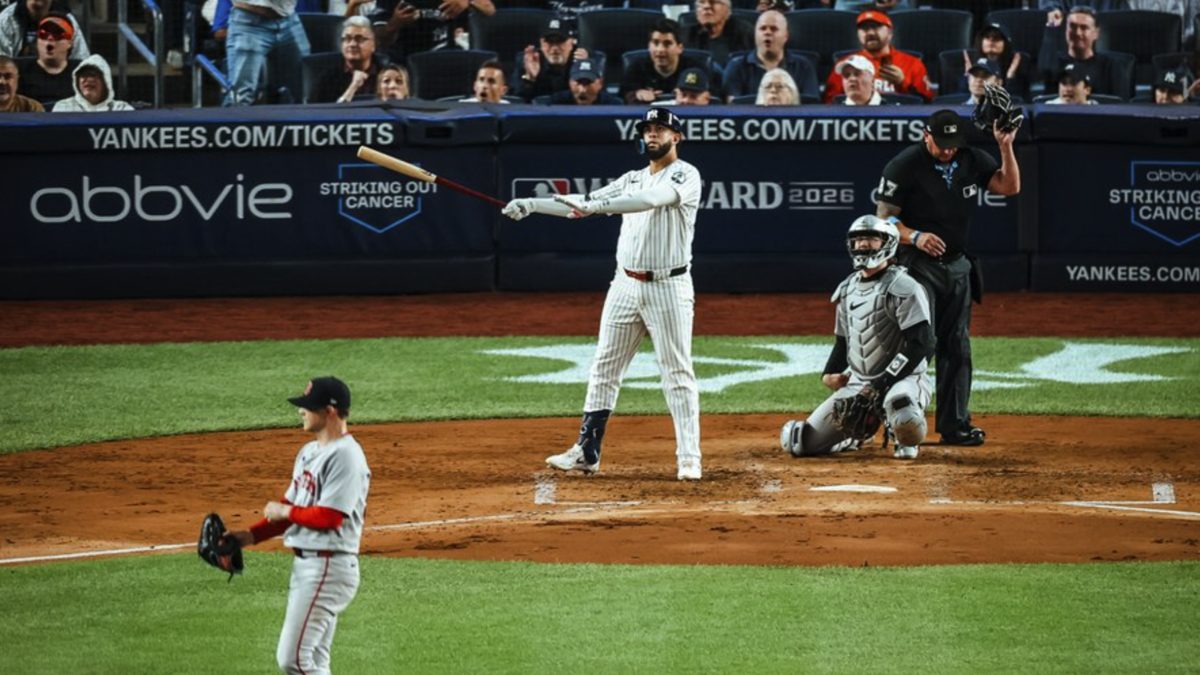 Ben Rice celebra su grand slam en el Yankee Stadium durante el Juego 2 del Wild Card contra los Red Sox