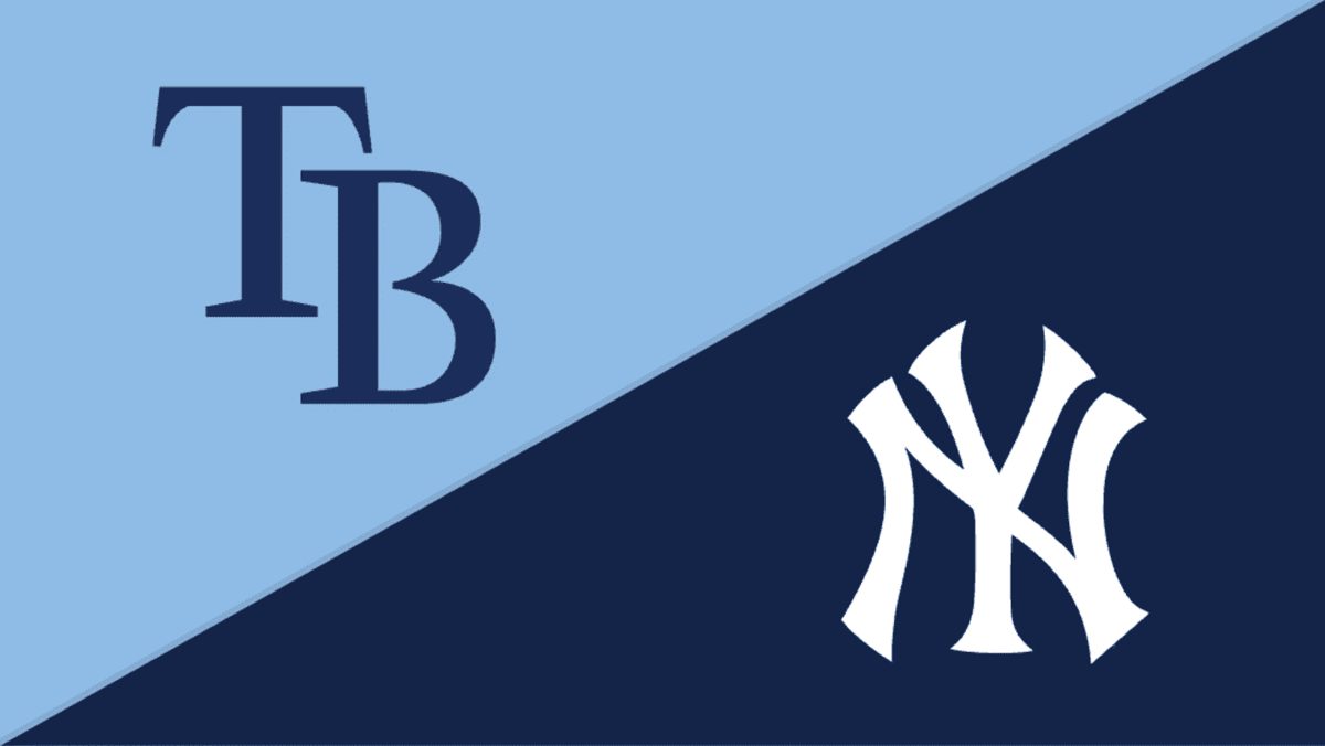 Yankees y Rays en el campo de béisbol durante el partido del 7 de octubre de 2026