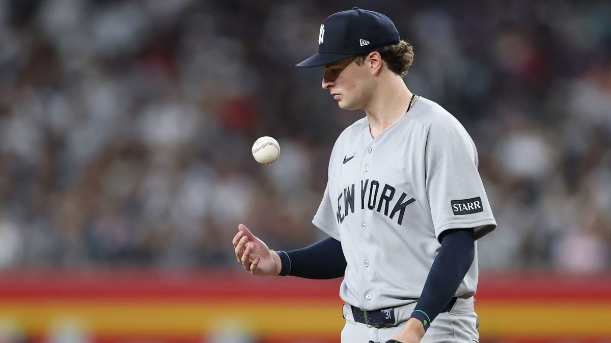 Carlos Rodón lanzando para los New York Yankees en el Yankee Stadium ante los Tampa Bay Rays