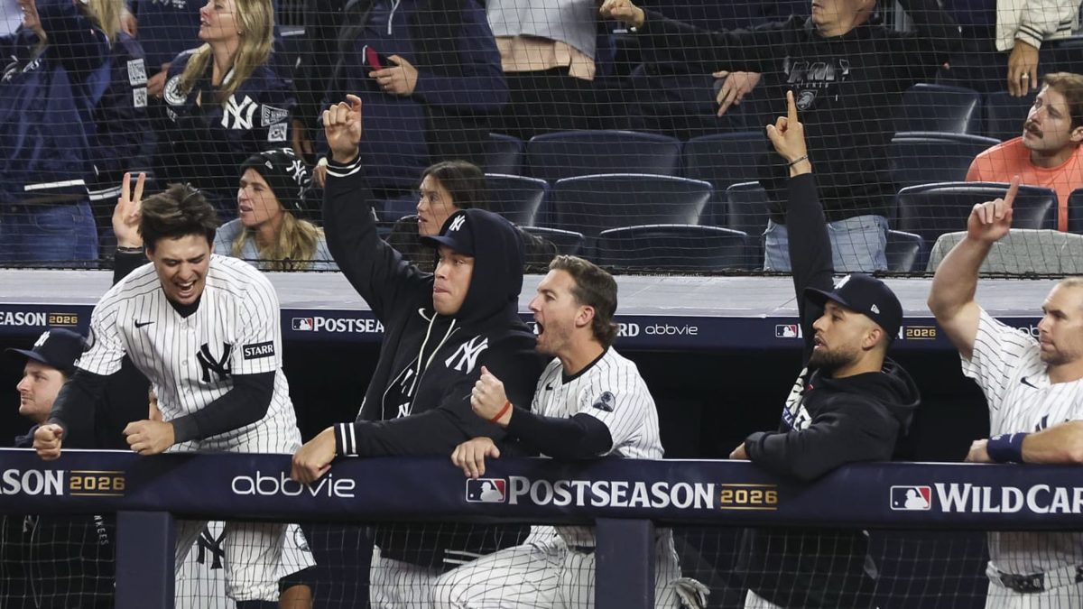 Jugadores de los Yankees celebran en el dugout durante la Serie del Comodín 2026 ante los Medias Rojas