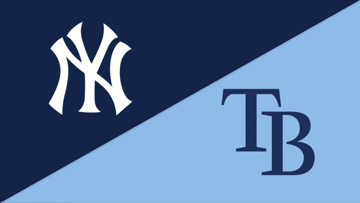 Pitcher de los Yankees lanzando frente a los Rays en el último juego de la temporada regular 2026