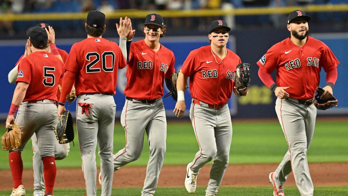 Jugadores de los New York Yankees y Boston Red Sox en el campo durante un juego de playoffs de la MLB