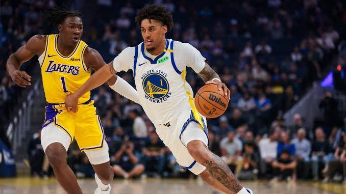 Yaxel Lendeborg con la camiseta de los Golden State Warriors en partido de pretemporada NBA frente a los Lakers en Las Vegas