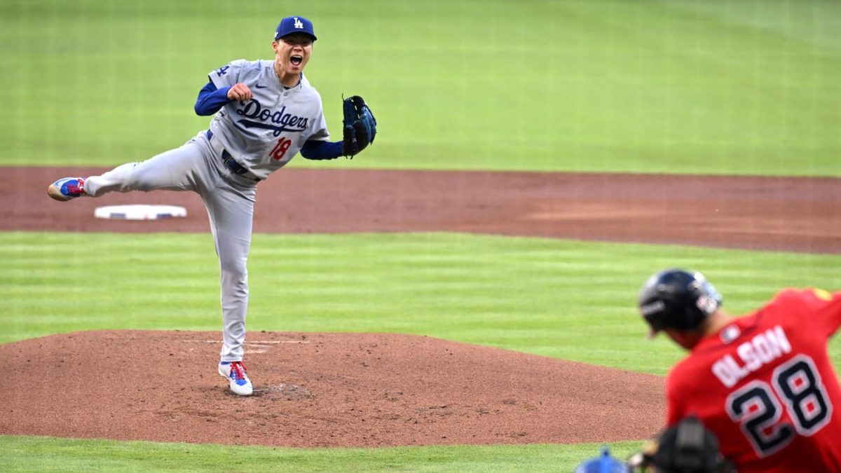 Yoshinobu Yamamoto lanzando en el Juego 3 de la NLDS 2026 ante los Bravos de Atlanta en Truist Park