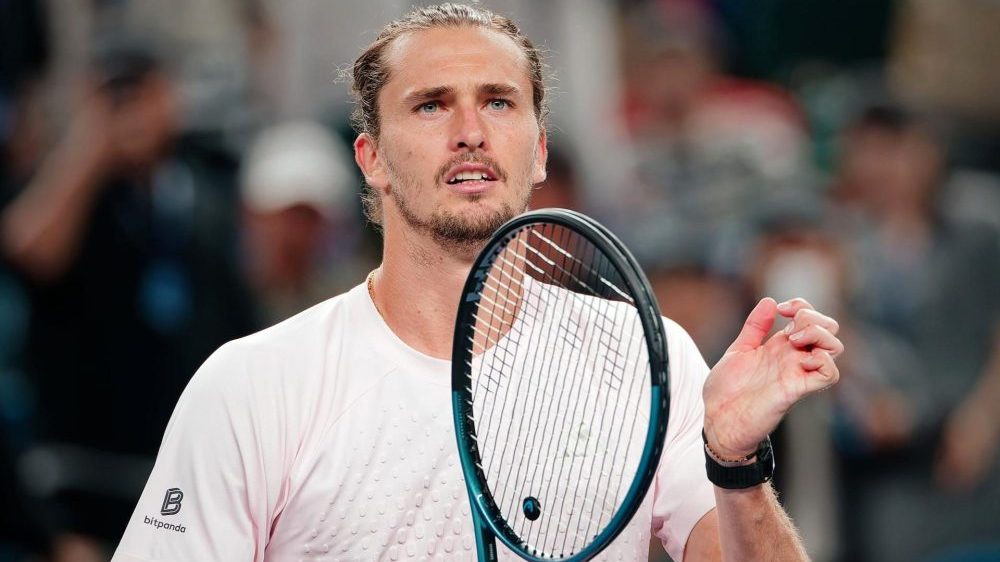 Alexander Zverev celebra en la pista del Másters 1000 de Shanghái tras ganar su pase a cuartos de final